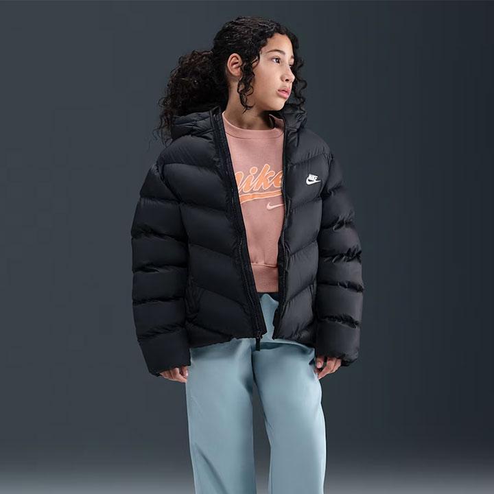 ナイキジュニアジャケット新品１５０サイズ NIKE（ナイキ） 中綿ジャケット キッズ アウター 冬 男の子 女の子