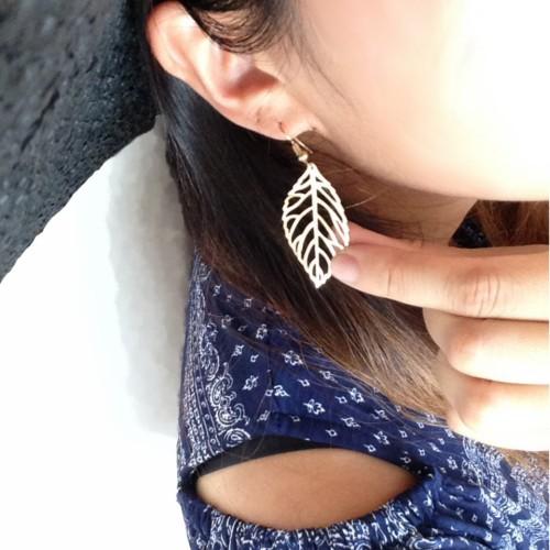 ピアス フック ピアス レディース リーフ 葉っぱ ゴールド 金 シルバー 銀 揺れる ゆれる イヤリング ぶら下がり ぶらさがり 超目玉 人気 おすすめ オススメ |  | 04
