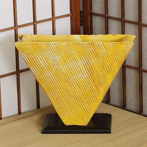 信楽焼 花器 黄釉 彫 三角 自由花 陶器 花瓶 生け花 和風 華道 池坊