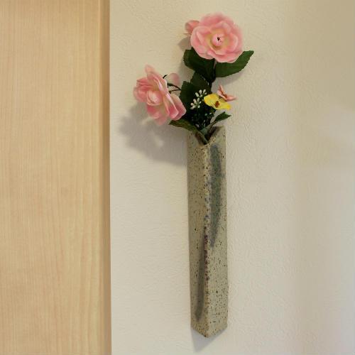 信楽焼 花入れ 白 斑点 三角 掛け花 花瓶 壁掛け 茶花 和風 洋風 陶器
