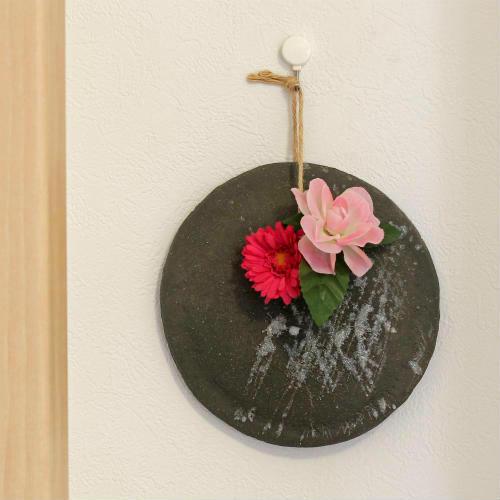 信楽焼 花入れ 黒陶 チラシ 円盤 掛け花 在庫数限り 花瓶 壁掛け 和風 洋風 陶器 フラワーベース 一輪挿し 信楽焼き 焼き物 やきもの あすつく No 3 Kakehana0019 夢源陶房 通販 Yahoo ショッピング