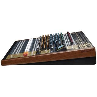 TASCAM タスカム Model 24 24トラックレコーディングミキサーの画像
