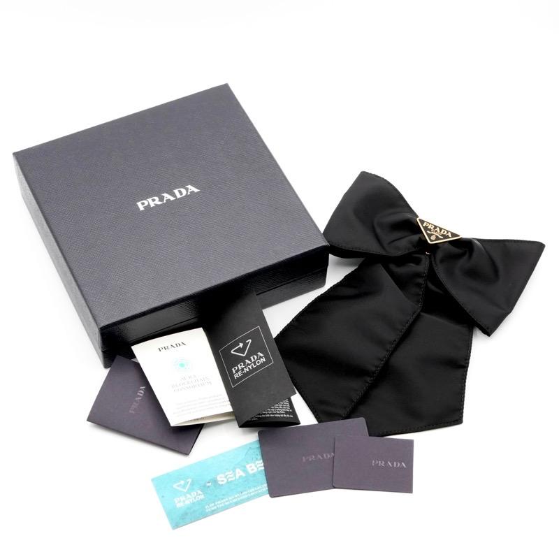 PRADA（プラダ） ヘアアクセサリー ブラック ゴールド トライアングル