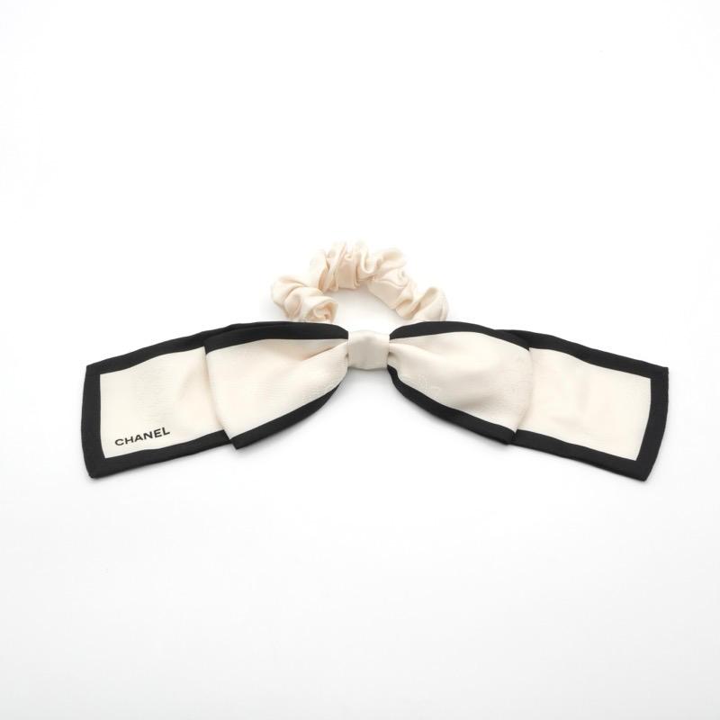 シャネル　シュシュ　ブラック　ホワイト CHANEL シャネル ヘアアクセサリー ホワイト ブラック カメリア ロゴ