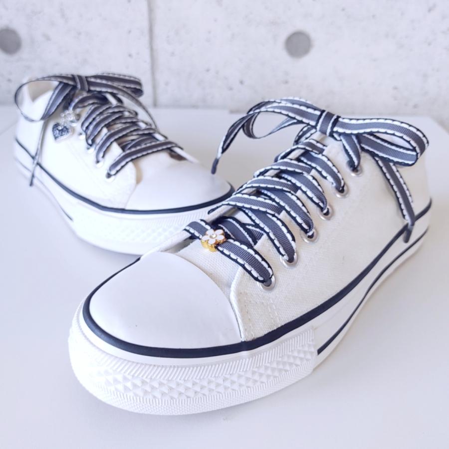 【レディシックグレー　白エナメルのフラワーチャーム付き】【リボンシューレース】靴紐 靴ひも くつひも 120cm チャーム かわいい おしゃれ スニーカー | 