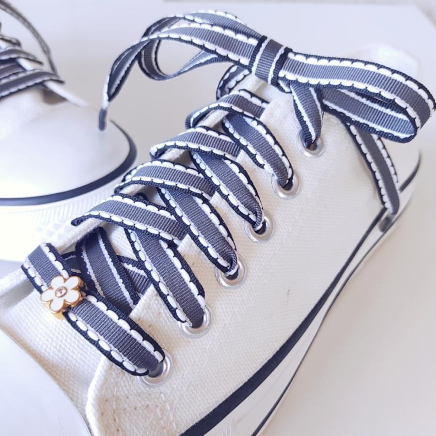 【レディシックグレー　白エナメルのフラワーチャーム付き】【リボンシューレース】靴紐 靴ひも くつひも 120cm チャーム かわいい おしゃれ スニーカー |  | 02