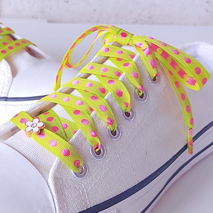 お気にいる 水玉イエローグリーン 白エナメルのフラワーチャーム付き リボンシューレース 靴紐 靴ひも くつひも かわいい スニーカー チャーム おしゃれ 1cm