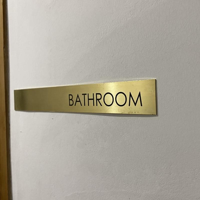 真鍮 ダメージ ヴィンテージ加工 トイレプレート 25×200mm 厚0.6mm