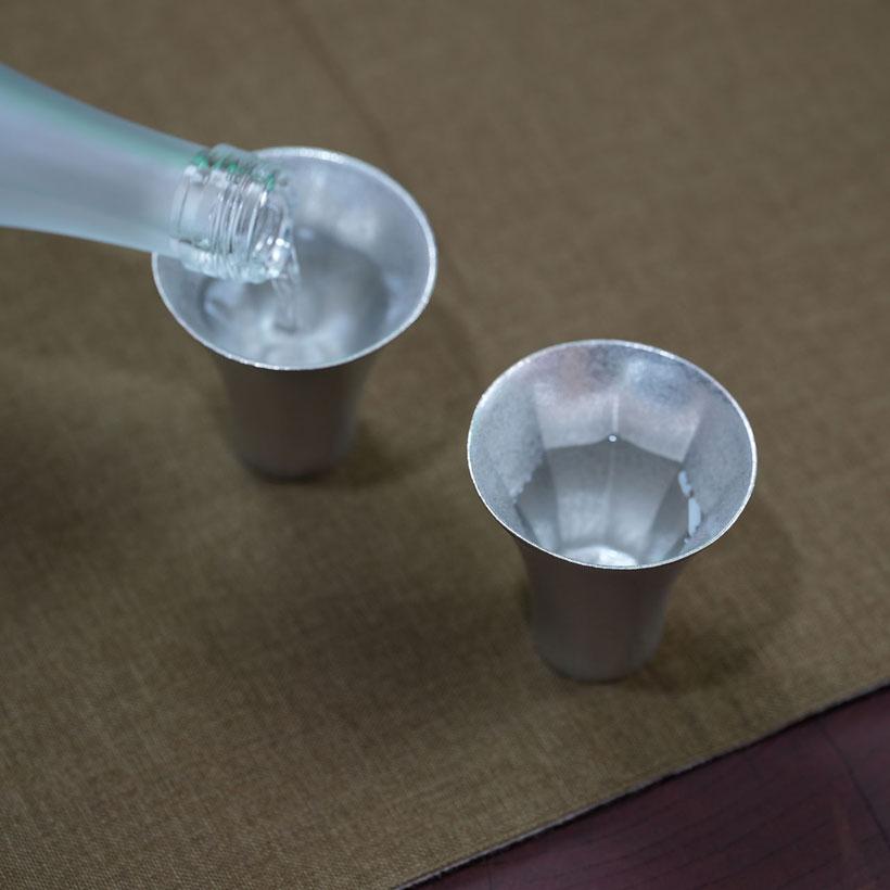 銀雅堂 【銀雅堂】鋳錫 吉祥紋酒器 八角ぐい呑み（ラッパ型） : ナガエ
