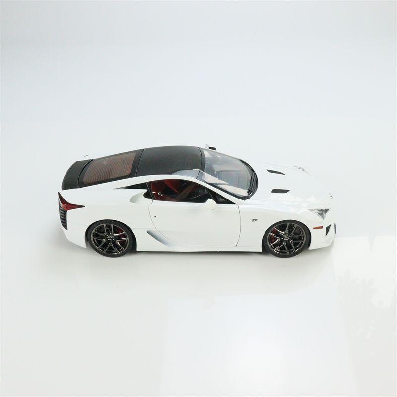 レクサスLFA 1/18ミニカー ホワイト 78851_01.jpg