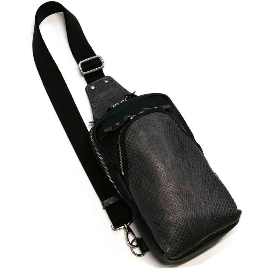 ボディバッグ メンズ レザー ショルダーバッグ 斜めがけ / 縦型 大容量 / 本革 モラレス パイソン革 蛇革 マット チャコールグレー 2