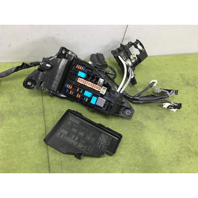 クラウン GWS224 ヒューズボックス トランク内 ラゲッジルーム クラウン GWS224 ヒューズボックス トランク内 ラゲッジルーム