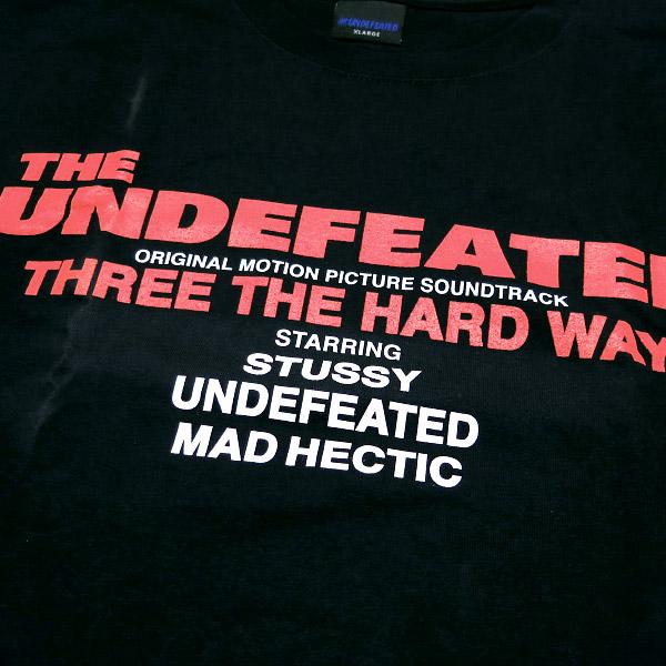 STUSSY（ステューシー） UNDEFEATED アンディフィーテッド x STUSSY x