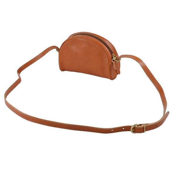 【新品未使用】IL BISONTE キャラメル　半月型　ショルダーバッグ 新品未使用】IL BISONTE キャラメル 半月型 ショルダーバッグ 【公式通販】