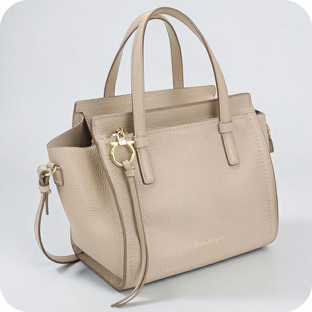 フェラガモ 美品　Ferragamo ベージュ ハンドバッグ　メタル FERRAGAMO（フェラガモ） 中古 トートバッグ レディース ブランド