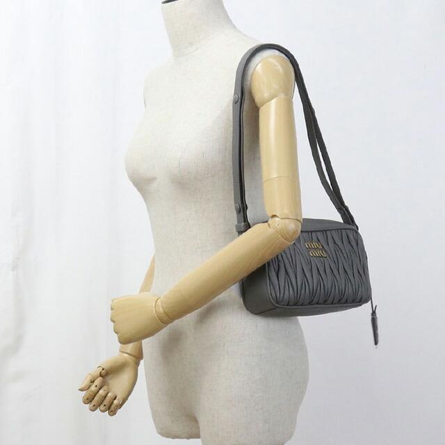miu miu（ミュウミュウ） 中古 斜め掛け ショルダーバッグ レディース