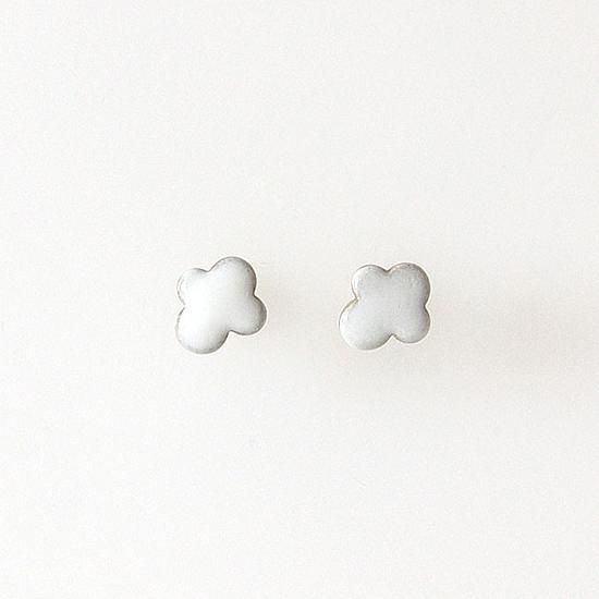 わたぐも 小 ピアス イヤリング Pie Watagumos やきものアクセサリー 七窯社 通販 Yahoo ショッピング