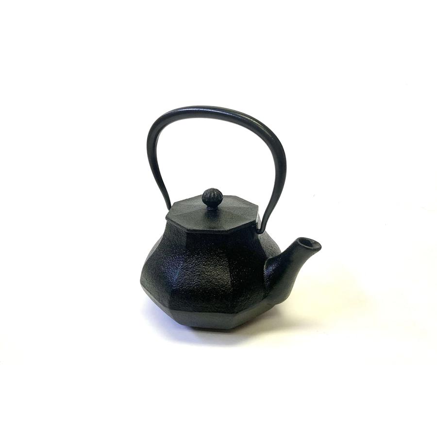 みやび 黒 0.4L 鉄瓶 南部鉄器 及富(おいとみ) : 南部鉄器 みやび 黒 0.4L 鉄瓶 南部鉄器 及富(おいとみ) : 南部鉄器