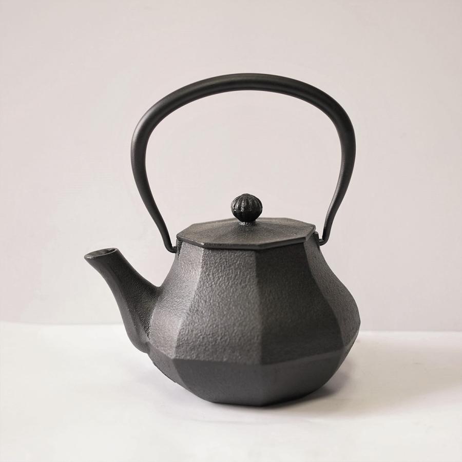 みやび 黒 0.4L 鉄瓶 南部鉄器 及富(おいとみ) : 南部鉄器 みやび 黒 0.4L 鉄瓶 南部鉄器 及富(おいとみ) : 南部鉄器