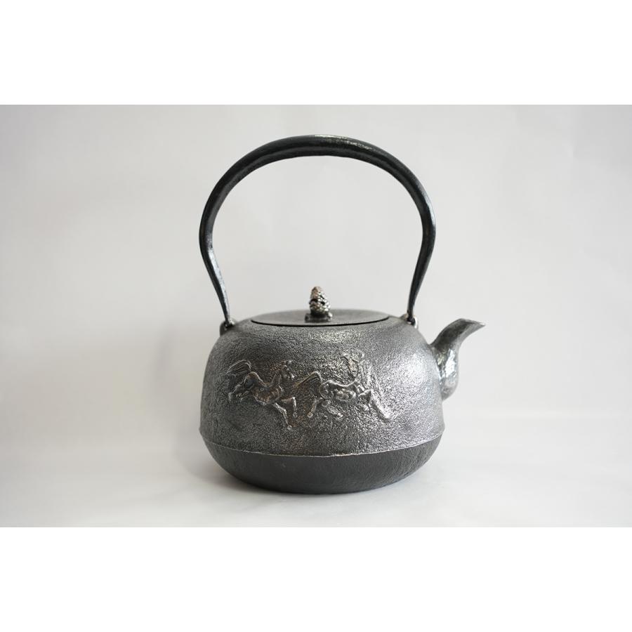 砂鉄鉄瓶 丸南部 馬 1.8L 黒弦 南部鉄器 成龍堂(せいりゅうどう 砂鉄鉄瓶 丸南部 馬 1.8L 黒弦 南部鉄器 成龍堂(せいりゅうどう