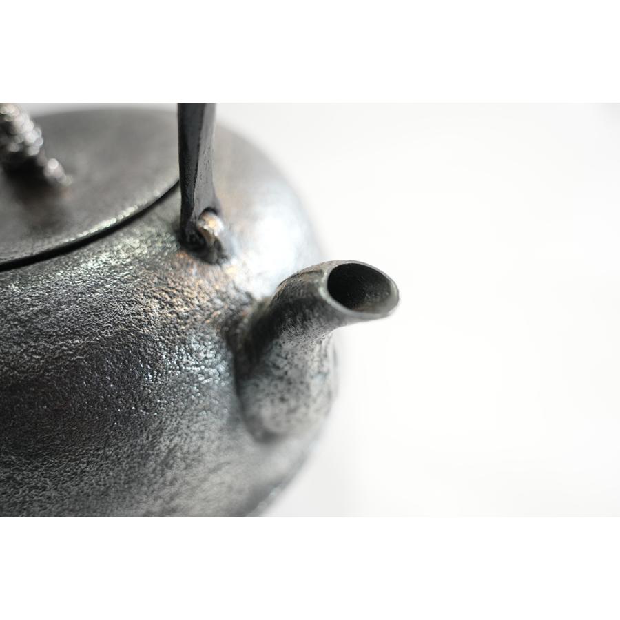 砂鉄鉄瓶 丸南部 馬 1.8L 黒弦 南部鉄器 成龍堂(せいりゅうどう 砂鉄鉄瓶 丸南部 馬 1.8L 黒弦 南部鉄器 成龍堂(せいりゅうどう