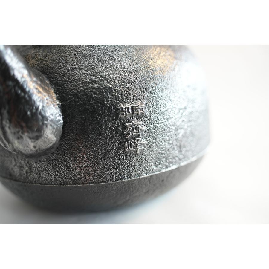 砂鉄鉄瓶 丸南部 馬 1.8L 黒弦 南部鉄器 成龍堂(せいりゅうどう 砂鉄鉄瓶 丸南部 馬 1.8L 黒弦 南部鉄器 成龍堂(せいりゅうどう