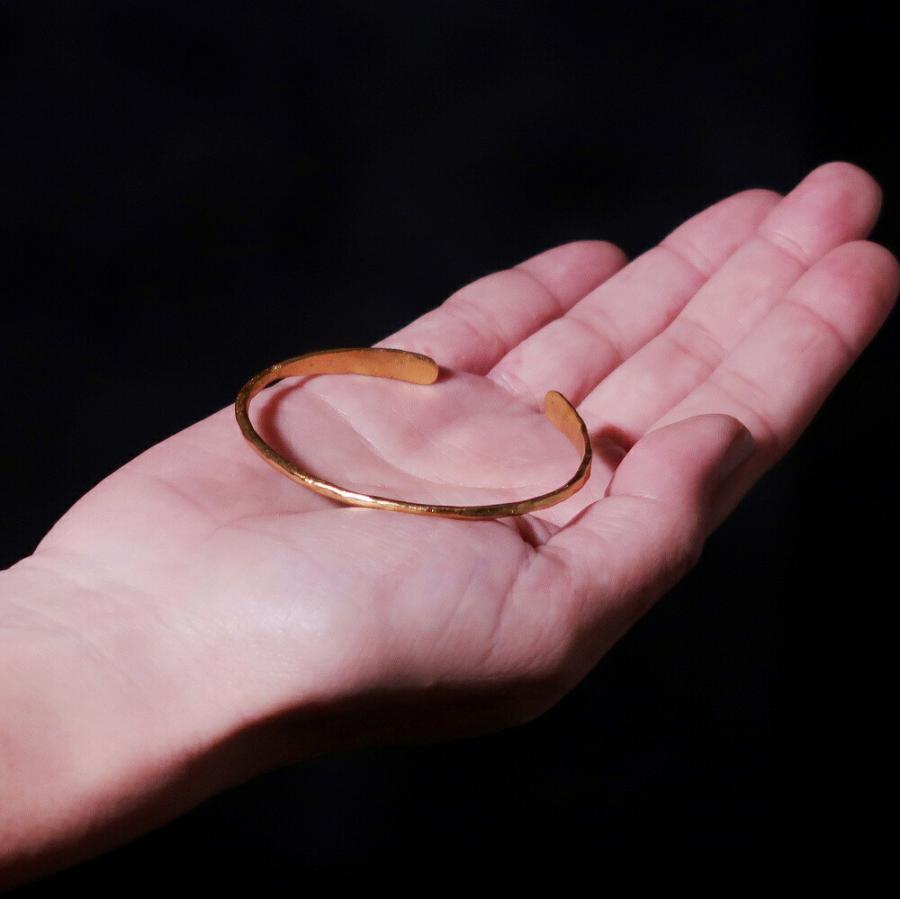 バングル ブレスレット レディース ブレスレット 22金 22K アンティーク ゴールド オリエンタル デザイン 槌目  nanotta ABR007の画像
