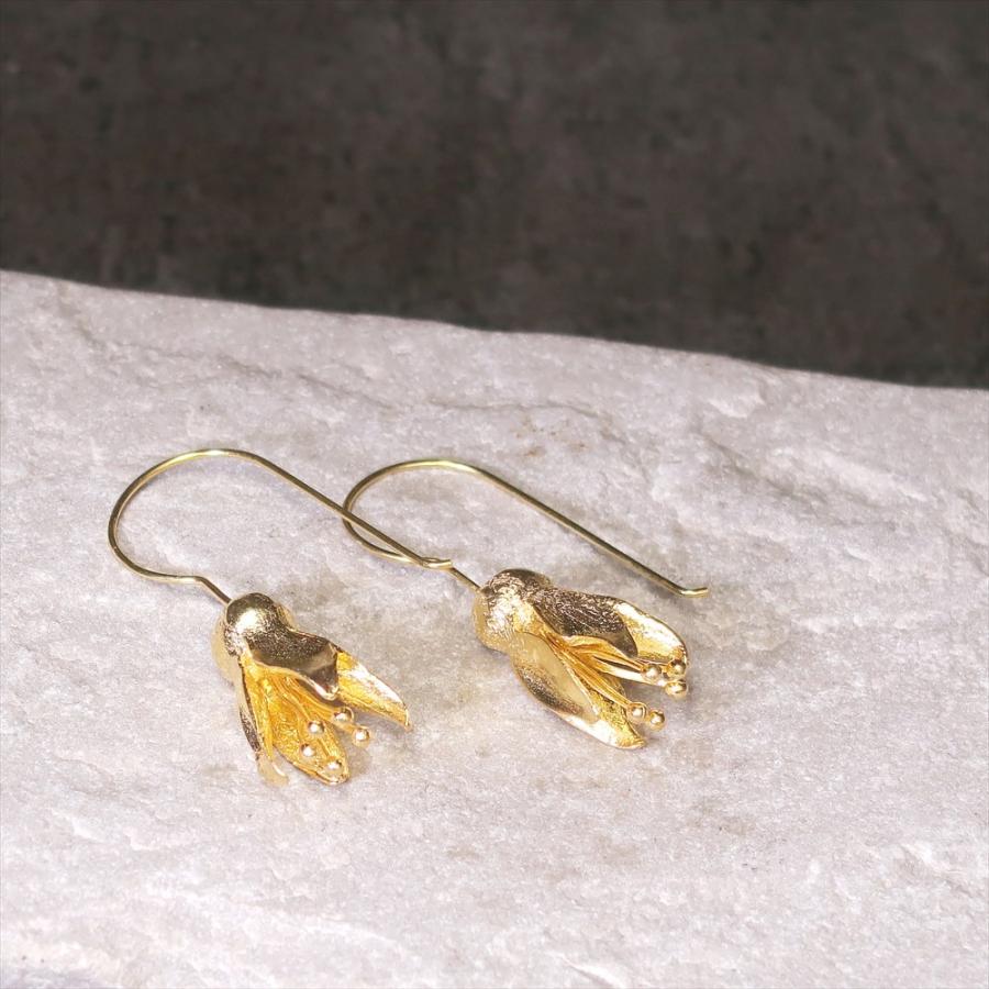 ピアス レディース 22金 22K フックピアス アンティーク ゴールド 蕾 つぼみ 花 フラワー 大ぶり 大きめ ボリ nanotta AER074の画像