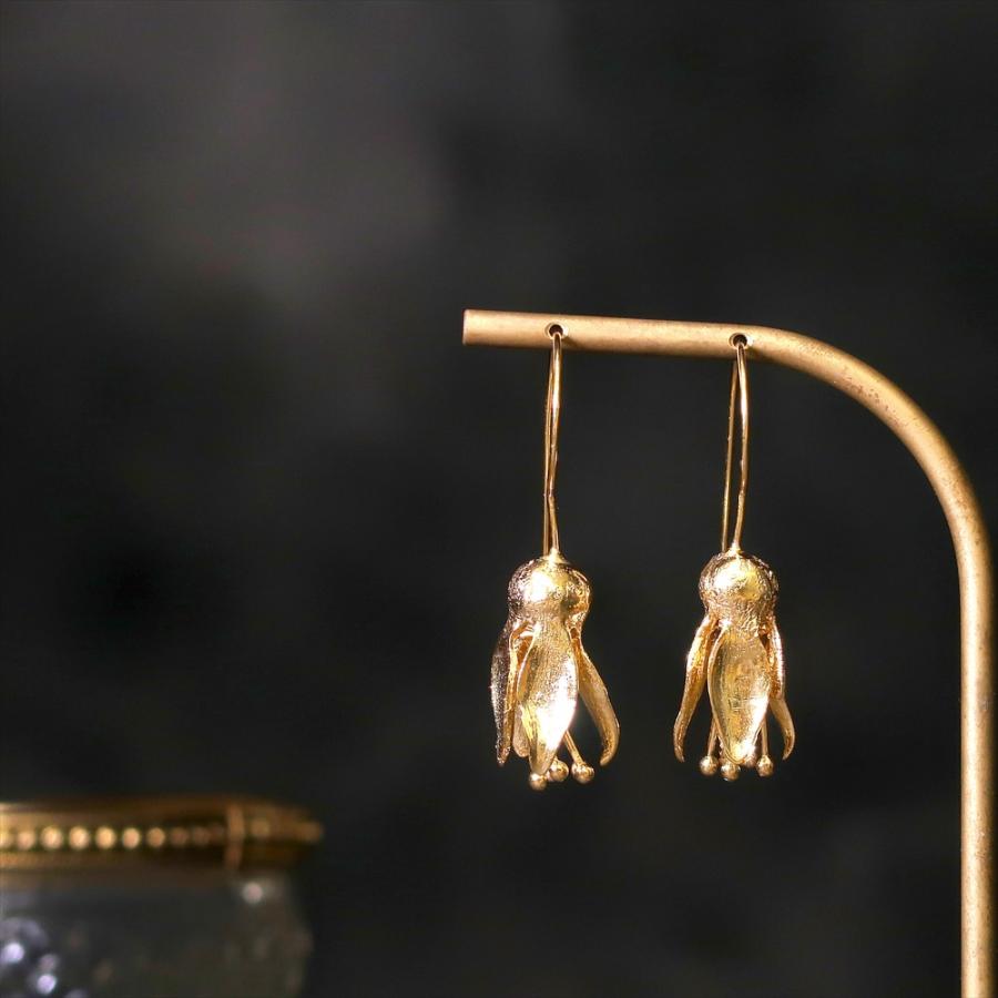 ピアス レディース 22金 22K フックピアス アンティーク ゴールド 蕾 つぼみ 花 フラワー 大ぶり 大きめ ボリ nanotta AER074の画像