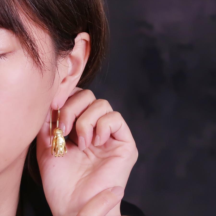 ピアス レディース 22金 22K フックピアス アンティーク ゴールド 蕾 つぼみ 花 フラワー 大ぶり 大きめ ボリ nanotta AER074の画像