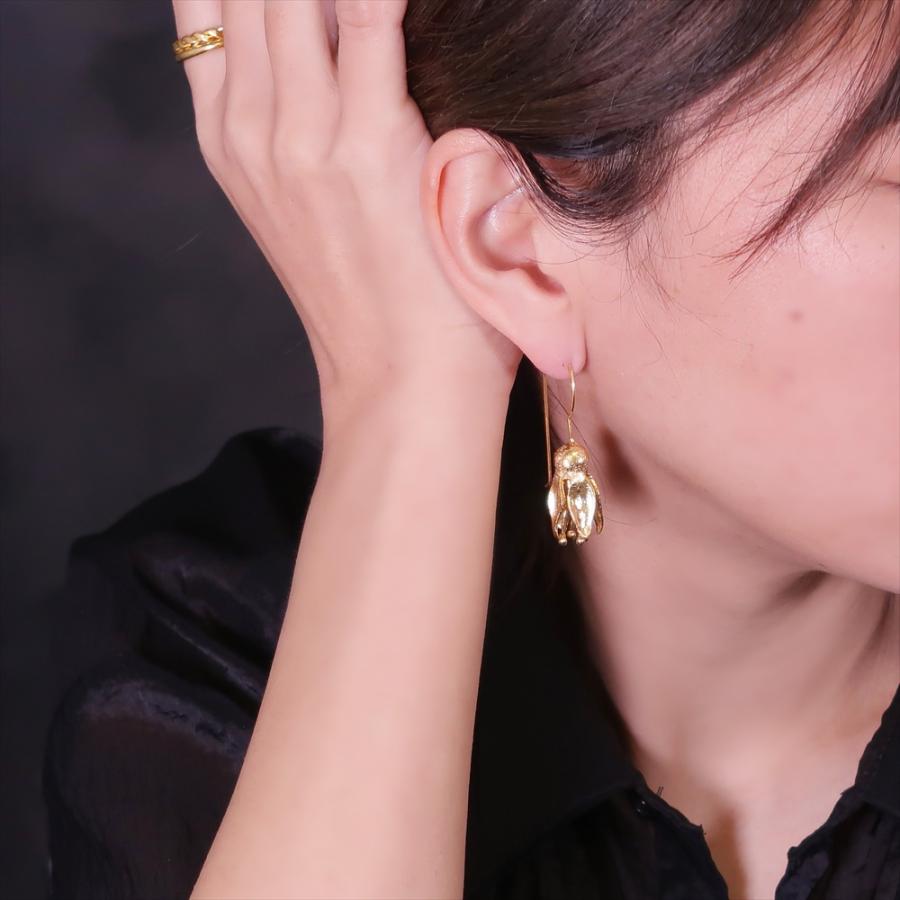 ピアス レディース 22金 22K フックピアス アンティーク ゴールド 蕾 つぼみ 花 フラワー 大ぶり 大きめ ボリ nanotta AER074の画像