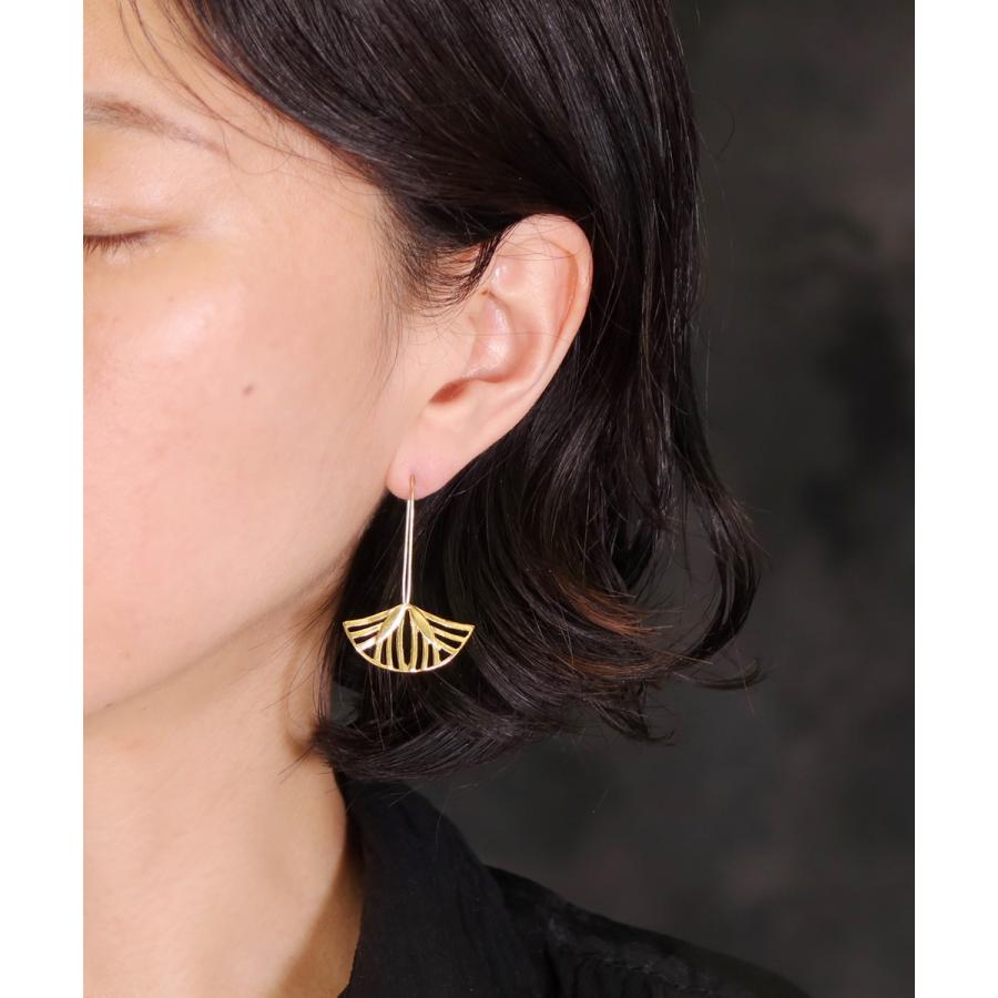 ピアス レディース 22金 22K フックピアス アンティーク ゴールド 蓮の花 ロータス 花 フラワー ボタニカル 植 nanotta AER151の画像