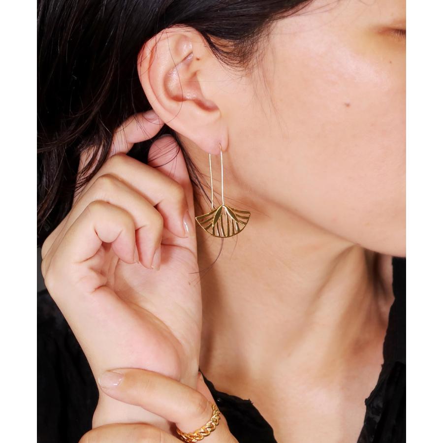 ピアス レディース 22金 22K フックピアス アンティーク ゴールド 蓮の花 ロータス 花 フラワー ボタニカル 植 nanotta AER151の画像