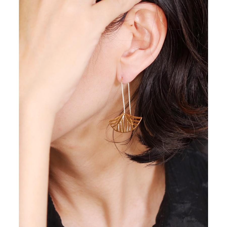 ピアス レディース 22金 22K フックピアス アンティーク ゴールド 蓮の花 ロータス 花 フラワー ボタニカル 植 nanotta AER151の画像