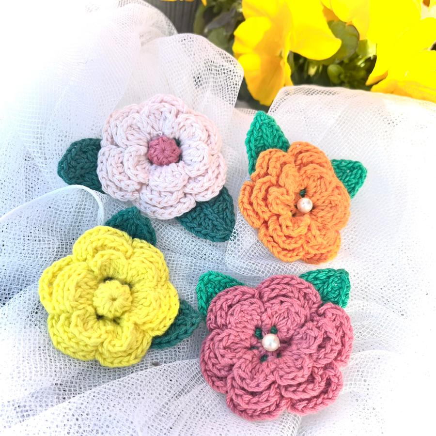 ニットのお花のブローチ お花のモチーフ 葉付 安全ピン ハンドメイド