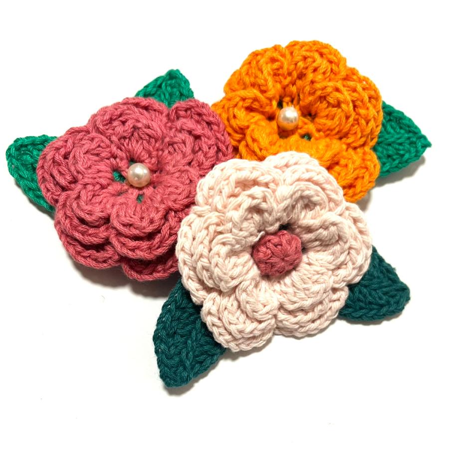 ニットのお花のブローチ お花のモチーフ 葉付 安全ピン ハンドメイド