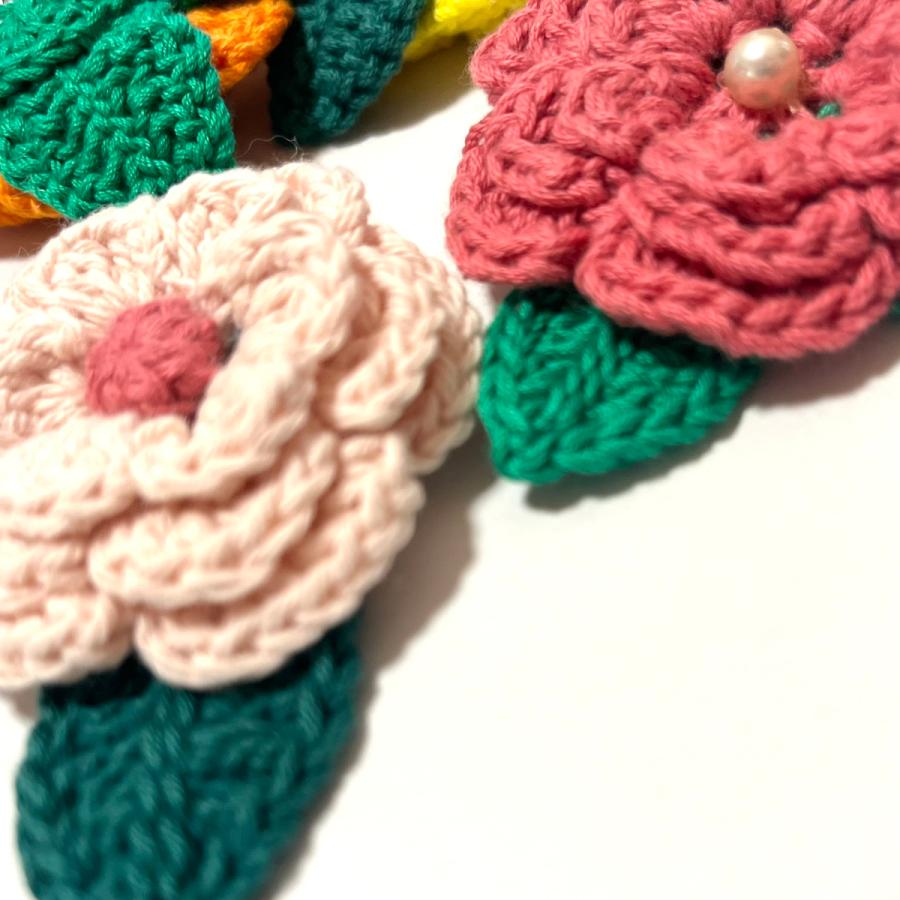 ニットのお花のブローチ お花のモチーフ 葉付 安全ピン ハンドメイド