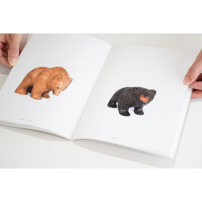 三冊の本にもたれる正装した木彫りのクマ 置物 ディスプレイ READING