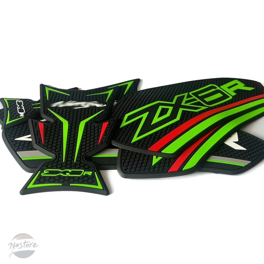 並行輸入品 バイク カワサキ ニンジャ zx-6r サイド燃料タンクパッド 滑り止め ゴム 防水 ステッカー zx6r 2024- 部品 カスタムパーツ アクセサリーの画像