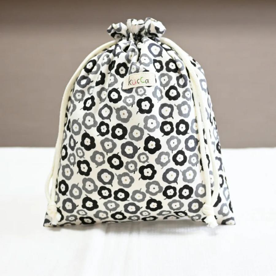 kucca クッカ 防水きんちゃくポーチ 小 monotone flower 防水布 収納袋