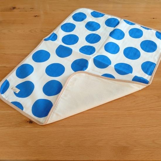 kucca クッカ おむつ替えマット 青空Dots 防水シート入り おねしょシート オムツ替えシート : ナチュラルベビー Natural ...