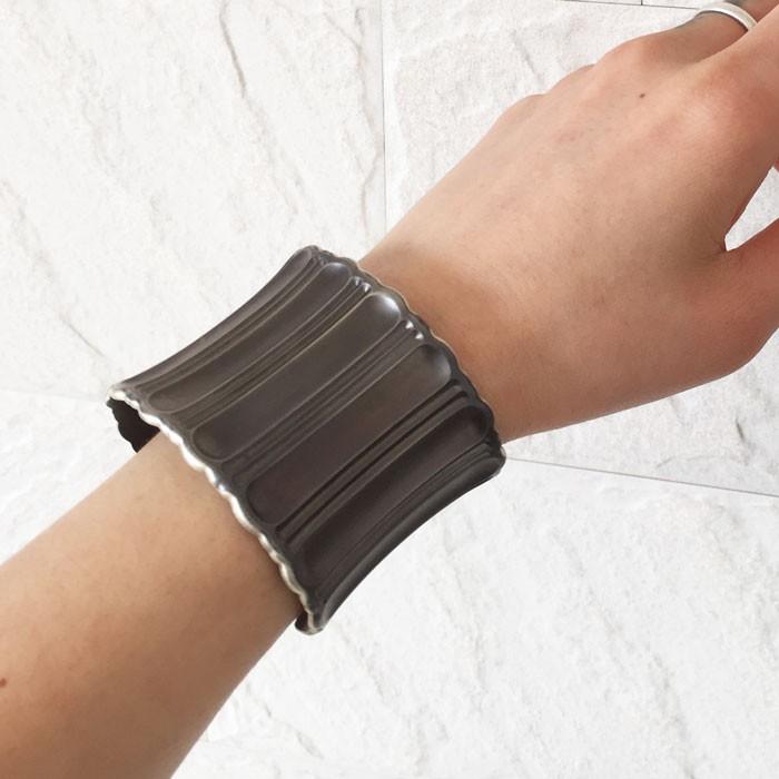 マリア サモラ シルバー ワイド バングル MARIA SAMORA STERLING SILVER TWO INCH VICTORIAN CUFF BANGLE/OXIDIZEDの画像