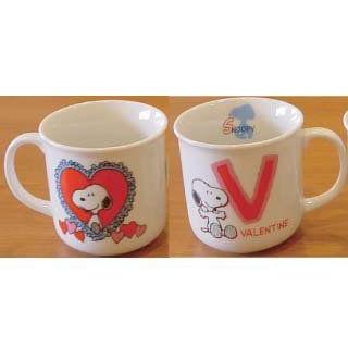 スヌーピー マグカップ イニシャルマグ V 日本製 電子レンジ食洗機ok Snoopy 子供会 ワンコイン コップ 景品 ホワイトデー クリスマス プレゼント 卒業記念品 低価格の