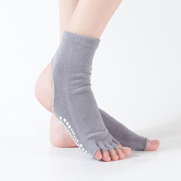 足首冷え防止対策抜群。滑り止め付きでしっかりと足の指で安定したヨガポーズとれます。 |  | 02