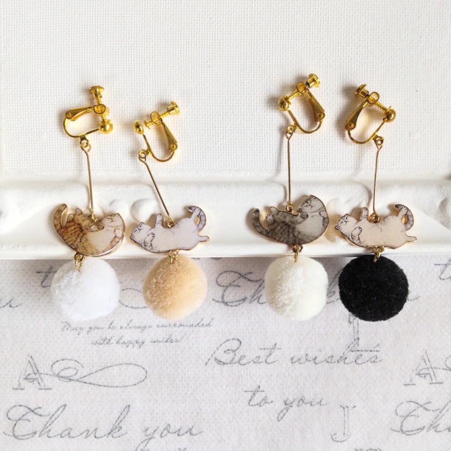 猫雑貨　イヤリング　アクセサリー　猫とポンポンのイヤリング :2-AE019:猫の手さき - 通販 - Yahoo!ショッピング