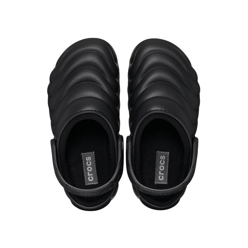 crocs（クロックス） サンダル クラシック ラインド オーバーパフ