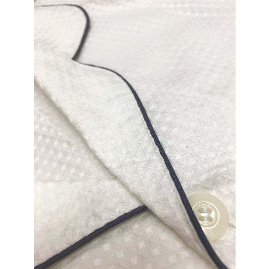 ガウン業務用【50枚入】ポリ65% 綿35% 大人用フリーサイズ ワッフル前ボタン開き ポケット付き ホワイト 白 三露産業 パジャマ 病衣 部屋着 ホテル 民泊の画像