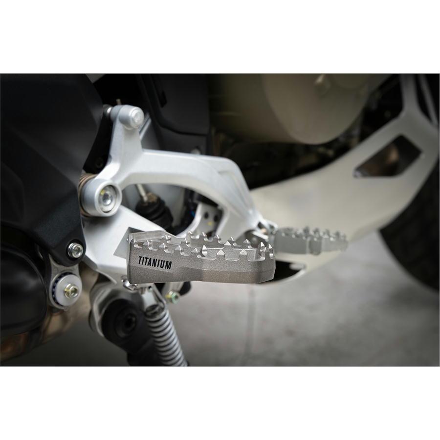 AKRAPOVIC（アクラポビッチ） アドベンチャーフットペグセット DUCATI