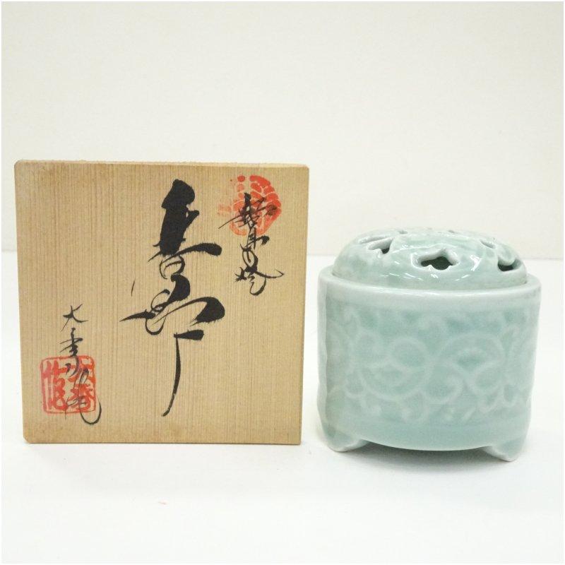 鍋島焼 大秀造 青磁唐草彫香炉（共箱） : 茶道具と掛軸のショップ