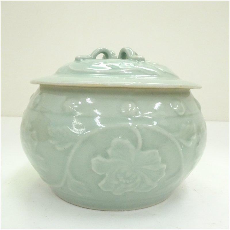 イ653 水指『龍泉窯』『青磁砧牡丹文　水指　替塗蓋付　共箱』茶道具 イ653 水指『龍泉窯』『青磁砧牡丹文 水指 替塗蓋付 共箱